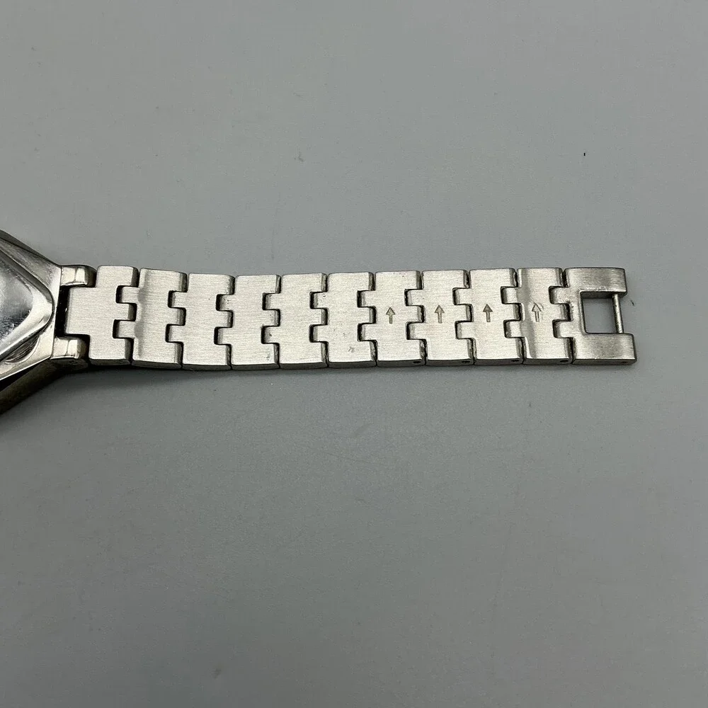 Guess Womens Watch 27mm Champagne Dial Silver Tone Stainless New Battery 7